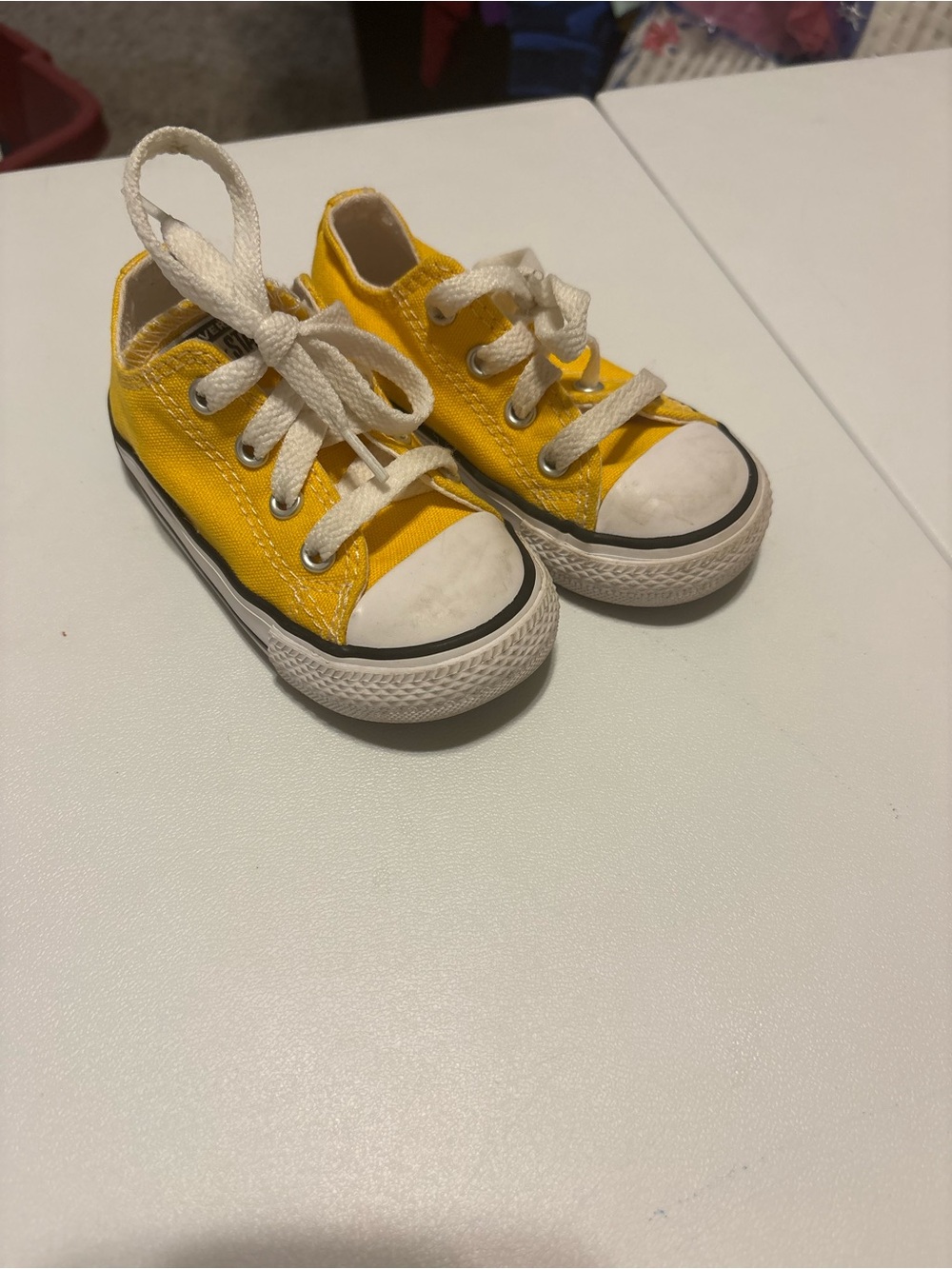 Converse yellow sneakers // 6c